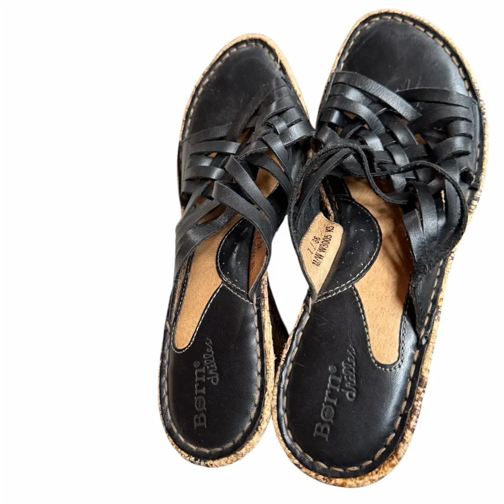 Y2K NWOT Born Drilles Black Strappy‎ Leather 3.5” Wedge Sandals
